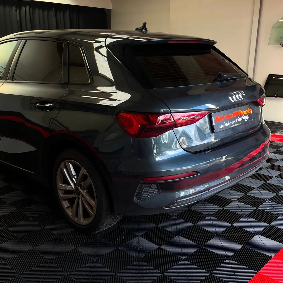 Grijze Audi Q3 met getinte ruiten in de showroom van Art on Wheels