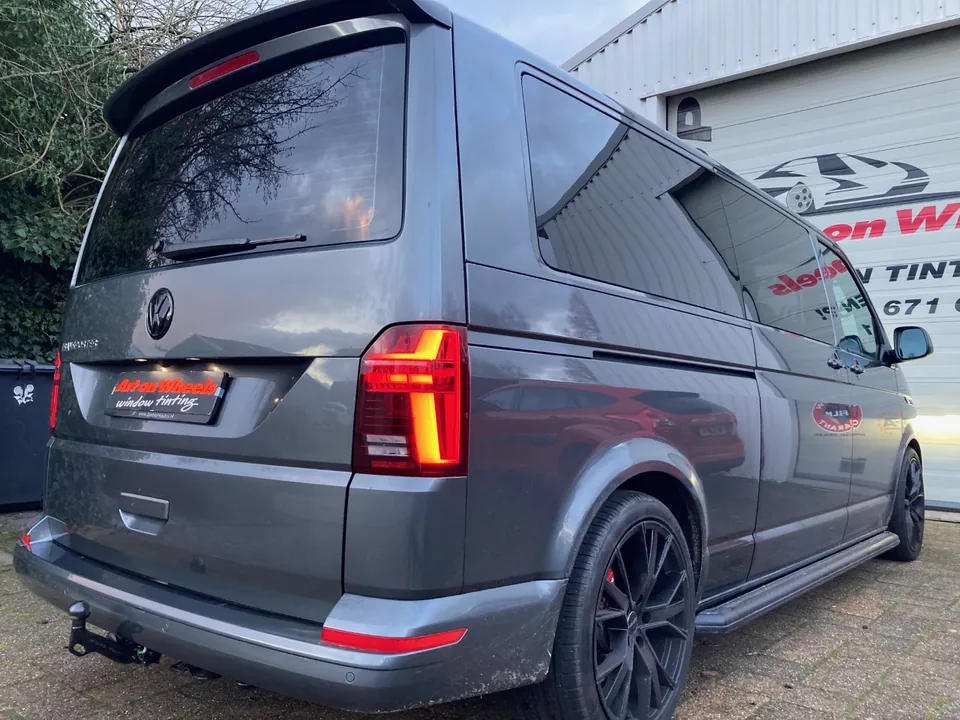 Grijze Volkswagen Transporter met getinte zijruiten