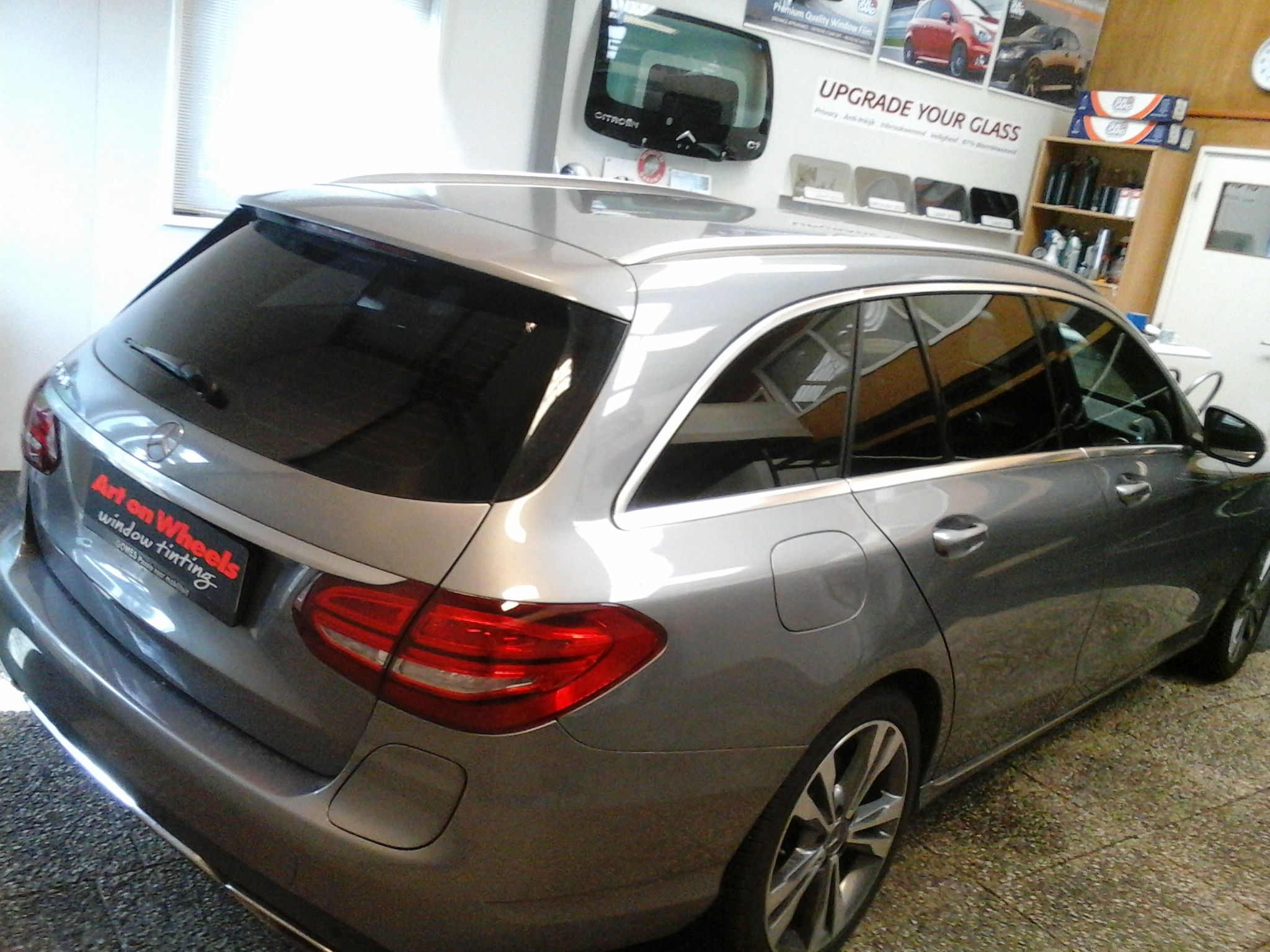 Nieuwe raamfolie met extra UV-filter tegen vervelende schittering tijdens het autorijden en de laag hangende zon.