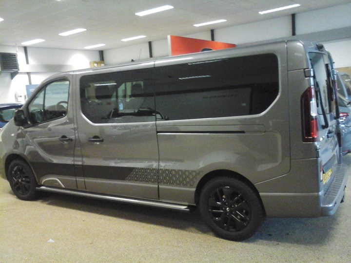 Super Dikke Renault Trafic Limited met geblindeerde ruiten