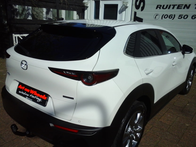 Ramen blinderen want het is weer erg warm in de auto, by Art on Wheels Mazda CX 30