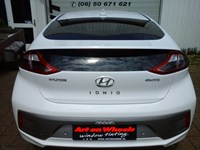 Mooie witte Hyundai Ioniq met smokey windows