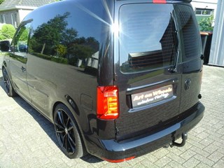 VW Caddy geblindeerd met glasfolie tegen inkijk